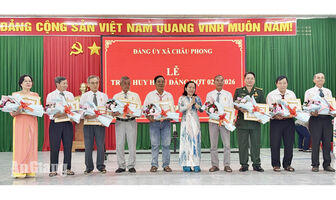 Tặng Huy hiệu Đảng cho 20 đảng viên xã Châu Phong