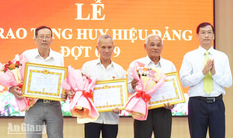 Trao Huy hiệu Đảng cho 55 đảng viên xã Vĩnh Phong