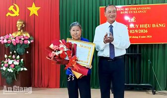 An Cư trao Huy hiệu Đảng cho 25 đảng viên