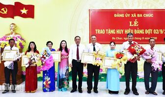 Đảng ủy xã Ba Chúc trao Huy hiệu Đảng cho 40 đảng viên