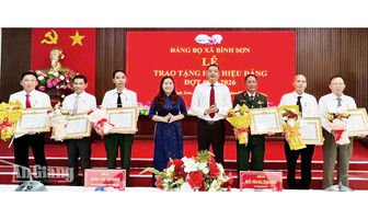 Xã Bình Sơn trao Huy hiệu Đảng cho 22 đảng viên