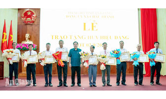 Châu Thành trao Huy hiệu Đảng cho 56 đảng viên
