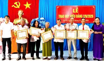 Đảng ủy xã Óc Eo trao Huy hiệu Đảng cho 22 đảng viên
