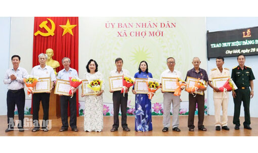 75 đảng viên xã Chợ Mới nhận Huy hiệu Đảng