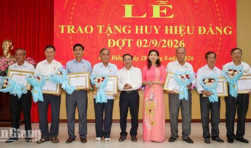 Hòa Điền trao 10 Huy hiệu Đảng cho 9 đảng viên