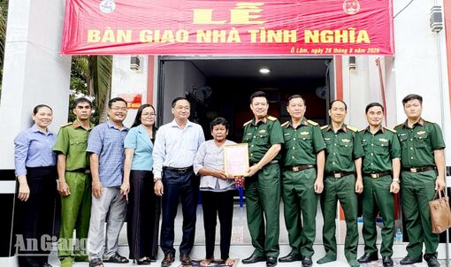 Ô Lâm trao nhà Tình nghĩa cho thân nhân liệt sĩ