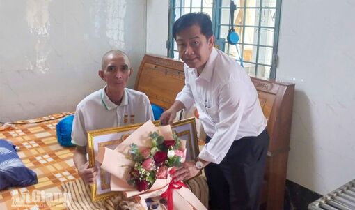 Mỹ Thuận trao Huy hiệu Đảng tại nhà cho 2 đảng viên