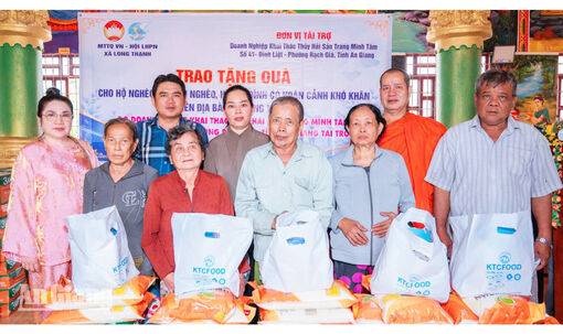 Long Thạnh trao 300 suất quà cho hộ khó khăn