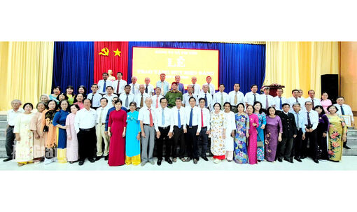 Tri Tôn trao Huy hiệu Đảng cho 141 đảng viên