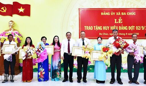 Đảng ủy xã Ba Chúc trao Huy hiệu Đảng cho 40 đảng viên