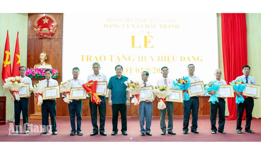 Châu Thành trao Huy hiệu Đảng cho 56 đảng viên