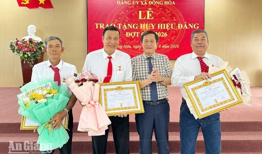 Đông Hòa trao tặng Huy hiệu Đảng cho 14 đảng viên