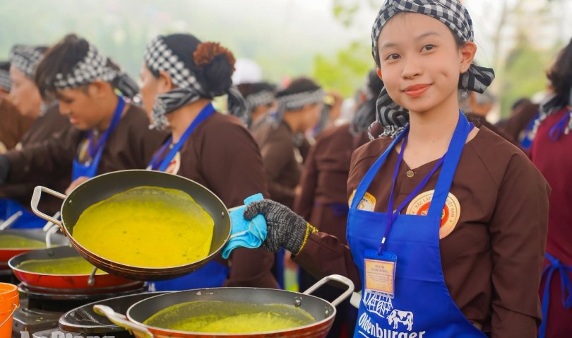 100 đầu bếp đổ 1.000 bánh xèo, xác lập kỷ lục Việt Nam tại Núi Cấm