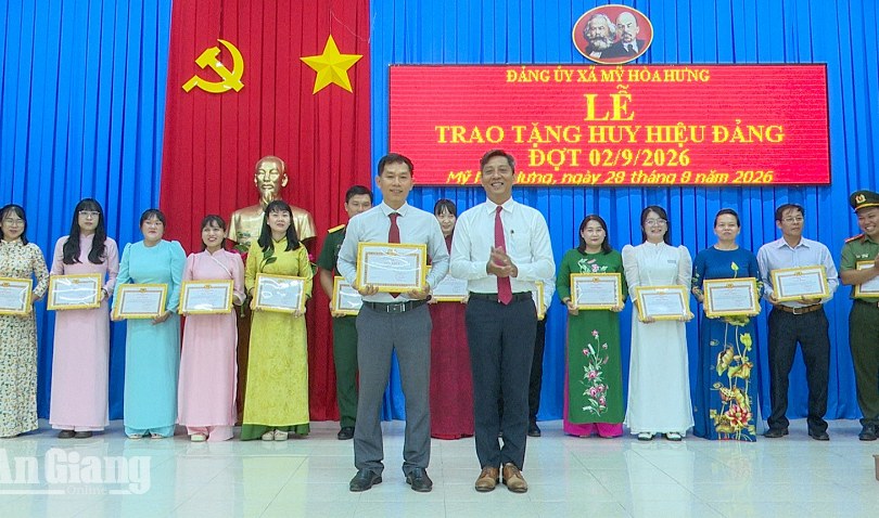 Mỹ Hòa Hưng trao 17 giải cuộc thi tìm hiểu Văn kiện Đại hội Đảng