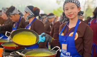 100 đầu bếp đổ 1.000 bánh xèo, xác lập kỷ lục Việt Nam tại Núi Cấm
