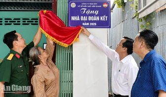 Châu Phong trao 7 căn nhà Đại đoàn kết trị giá gần 500 triệu đồng