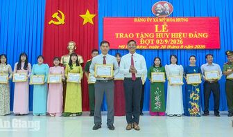 Mỹ Hòa Hưng trao 17 giải cuộc thi tìm hiểu Văn kiện Đại hội Đảng