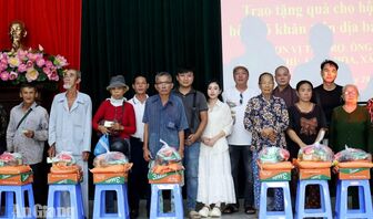 Tịnh Biên trao 390 phần quà cho hộ nghèo, gia đình chính sách