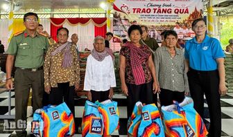 An Cư trao quà, xe đạp cho người khó khăn
