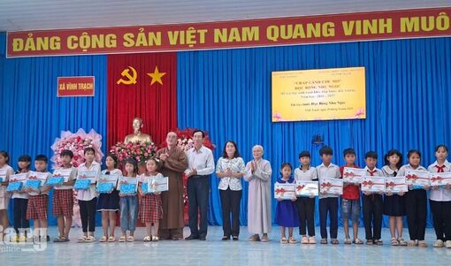 Học sinh 3 xã Vĩnh Trạch, Phú Hòa, Định Mỹ nhận quà năm học mới