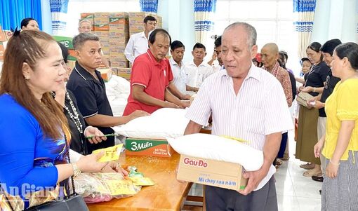 Tri Tôn trao 300 phần quà cho hộ khó khăn