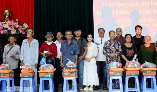 Tịnh Biên trao 390 phần quà cho hộ nghèo, gia đình chính sách