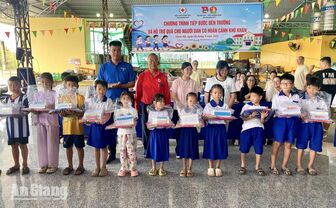 Nhơn Mỹ trao 304 suất quà cho hộ nghèo, học sinh khó khăn