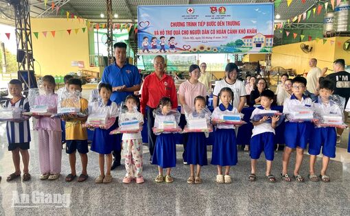 Nhơn Mỹ trao 304 suất quà cho hộ nghèo, học sinh khó khăn