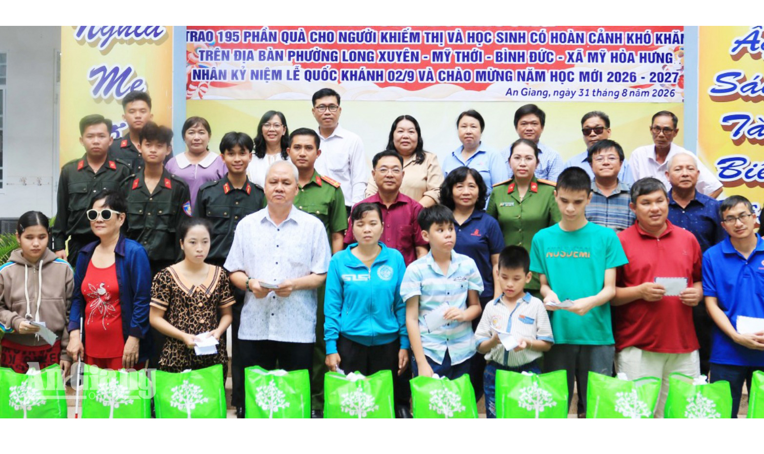 Long Xuyên trao 195 phần quà cho người khiếm thị, học sinh khó khăn