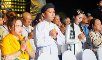 Hàng ngàn người dự lễ Vu Lan trên đỉnh Thiên Cấm Sơn