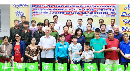 Long Xuyên trao 195 phần quà cho người khiếm thị, học sinh khó khăn