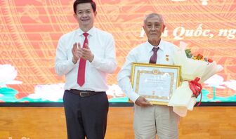 Bí thư Tỉnh ủy An Giang Lê Quang Tùng dự trao Huy hiệu Đảng tại Phú Quốc