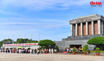 Dòng người thành kính vào Lăng viếng Bác dịp Quốc khánh 2/9