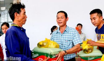 Tịnh Biên trao 300 phần quà dịp Quốc khánh 2/9