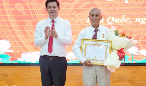 Bí thư Tỉnh ủy An Giang Lê Quang Tùng dự trao Huy hiệu Đảng tại Phú Quốc