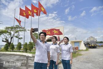 Người trẻ An Giang đón Quốc khánh theo cách riêng