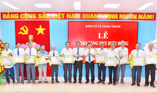 Giang Thành trao Huy hiệu Đảng cho 11 đảng viên