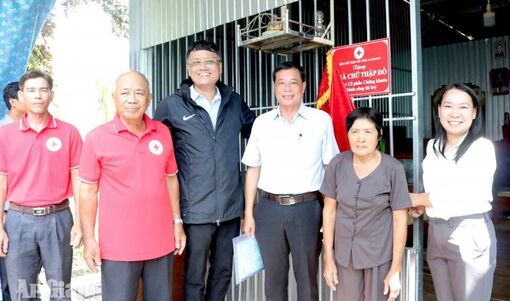Những mái nhà dựng lại cuộc sống