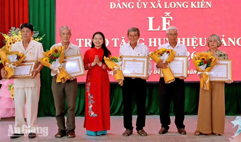 Long Kiến trao Huy hiệu Đảng và thành lập 4 Đảng bộ trường học