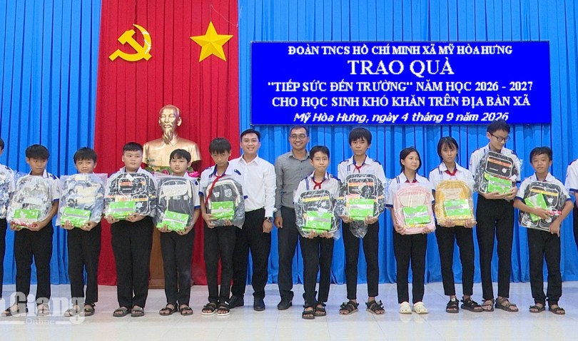 Mỹ Hòa Hưng tiếp sức 109 học sinh, trẻ em khó khăn trước năm học mới