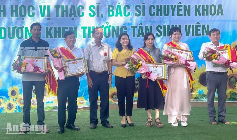 Nhơn Mỹ khen thưởng 339 tân sinh viên và vinh danh 6 trí thức