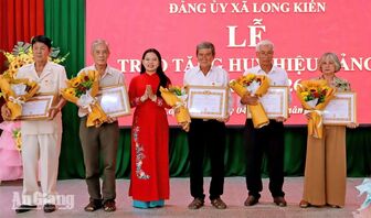 Long Kiến trao Huy hiệu Đảng và thành lập 4 Đảng bộ trường học