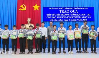 Mỹ Hòa Hưng tiếp sức 109 học sinh, trẻ em khó khăn trước năm học mới