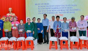 Trao 400 phần quà cho người dân xã Giang Thành và Vĩnh Điều