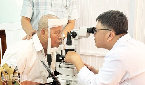 200 người dân xã Ô Lâm được khám mắt miễn phí