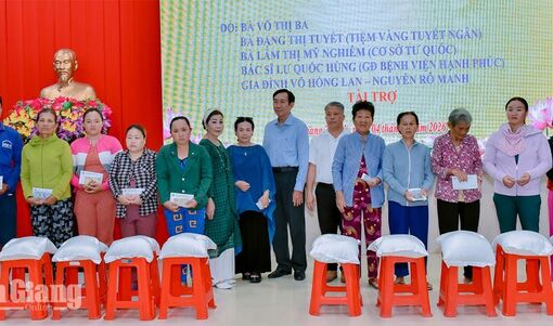 Trao 400 phần quà cho người dân xã Giang Thành và Vĩnh Điều