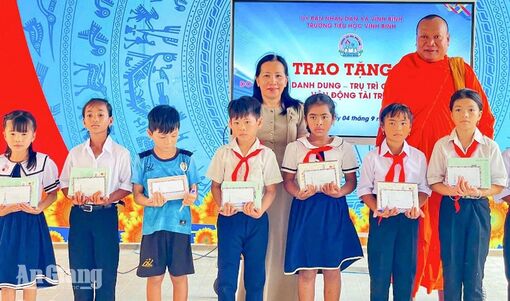 Vĩnh Bình trao 100 suất quà cho học sinh có hoàn cảnh khó khăn