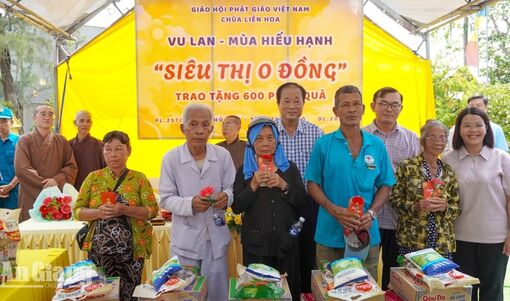 Trao 600 phần quà cho người dân xã Phú Hòa