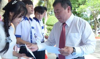 1.216 học sinh Trường THPT Hòn Đất bước vào năm học mới