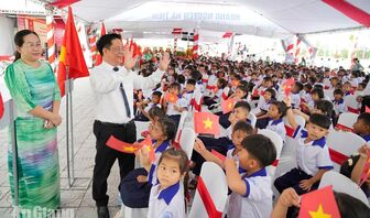 Ngày khai trường dưới mái trường nội trú hơn 187 tỷ đồng
